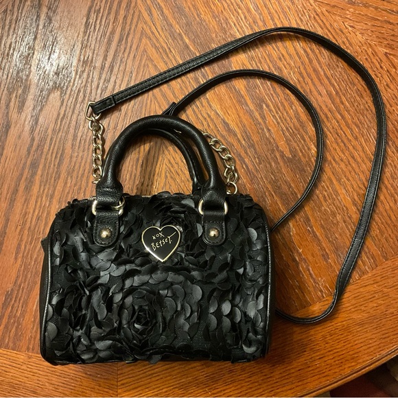 Adorable Betsy Johnson Frilly Black 🌹 Petal Heart Silver Hardware & Chain bag! - Picture 8 of 16